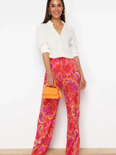 Talie elastică pantaloni Trendyol cu legături roz