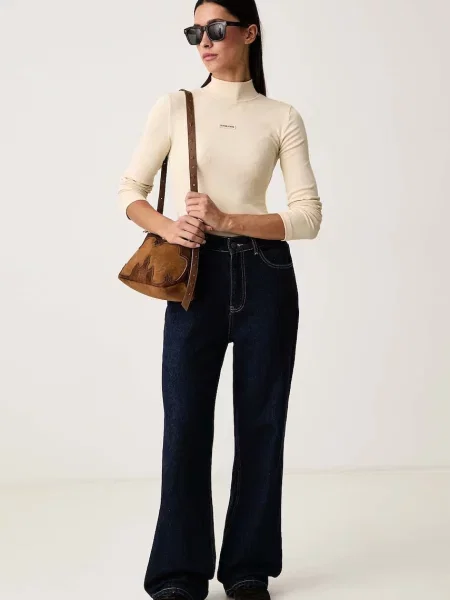 Bluză Guess Jeans cu guler înalt bej
