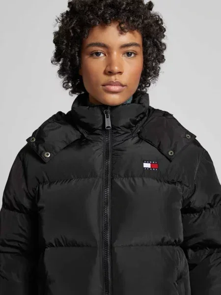 Kurtka pikowana o kroju regular fit z odpinanym kapturem Tommy Jeans czarna