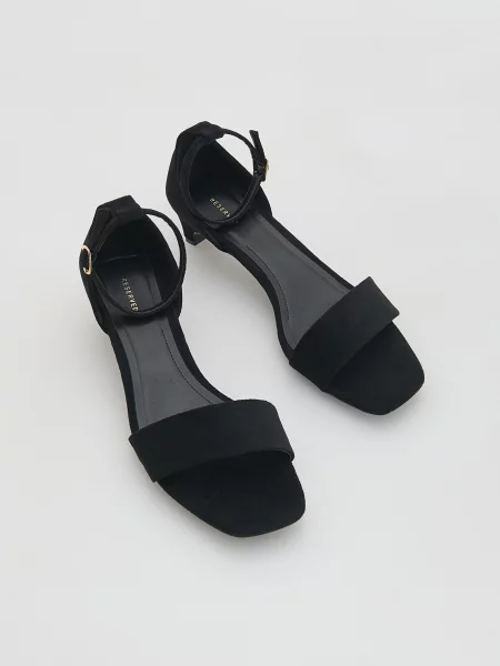 Босоножки Reserved на высоком каблуке черные