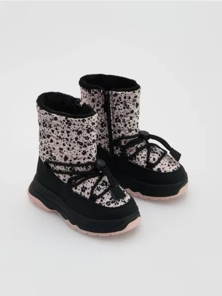 Утепленные ботинки Reserved на шнуровке черные