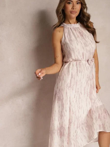 Jasnoróżowa Rozkloszowana Sukienka Wieczorowa z Dekoltem Halter i Broszką w Kształcie Kwiatu Previiana różowa