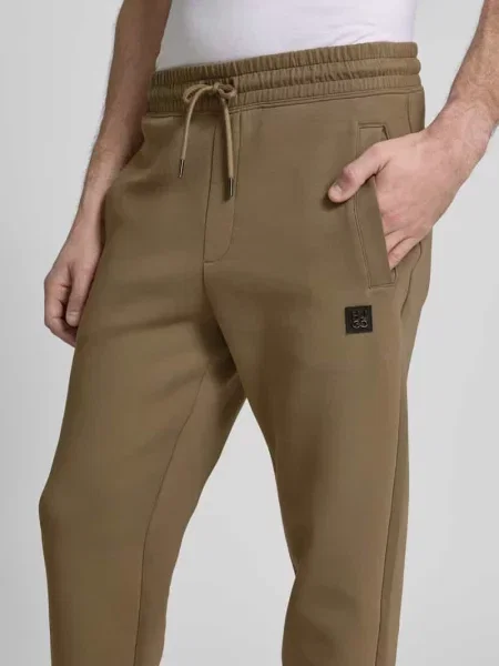 Spodnie dresowe o kroju relaxed fit z naszywką z logo Hugo