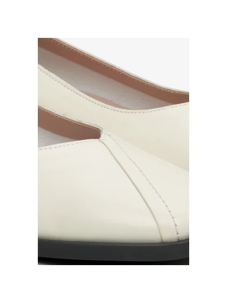 Туфлі балетки шкіряні молочні Estro білі