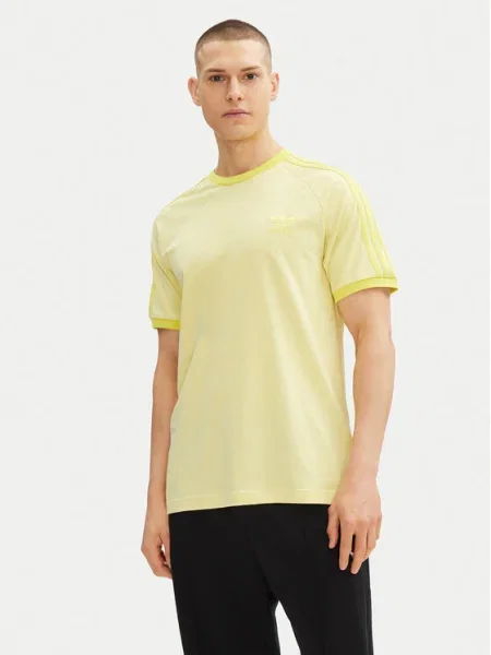 Тениска adidas Originals с изчистен дизайн жълто