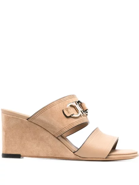 Papuci tip mules Ferragamo din piele de căprioară cu pană
