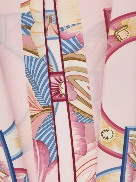 Fular Ferragamo cu model floral cu imagine roz