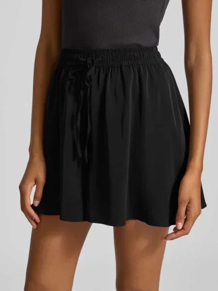 Szorty sportowe o kroju regular fit z tunelem model ‘FUA’ Pieces czarne