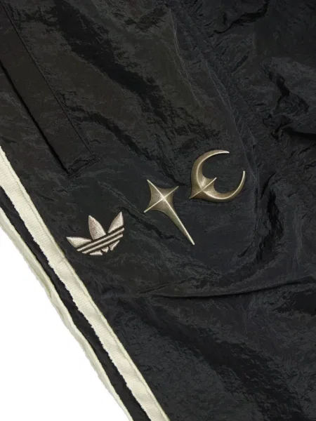 Pantaloni scurți Adidas cu imagine cu model camuflaj argintiu