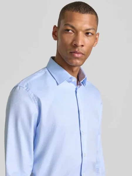 Koszula o kroju slim fit biznes z kołnierzykiem typu kent Jake*s błękitna