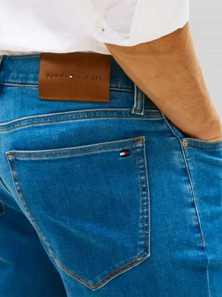 Jeansy o kroju straight fit z mieszanka bawełny w 5 kieszeni Tommy Hilfiger niebieskie