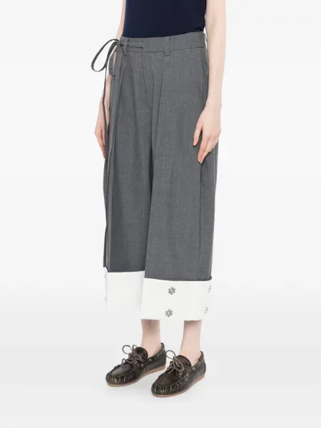 Plisirane hlače Ao Yes ošišan siva