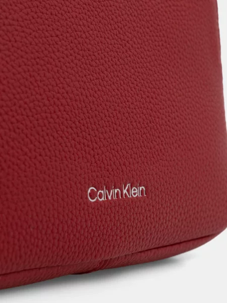 Calvin Klein Válltáska vörösáfonya piros