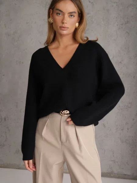 Sweter ze Szpiczastym Dekoltem Labra czarny