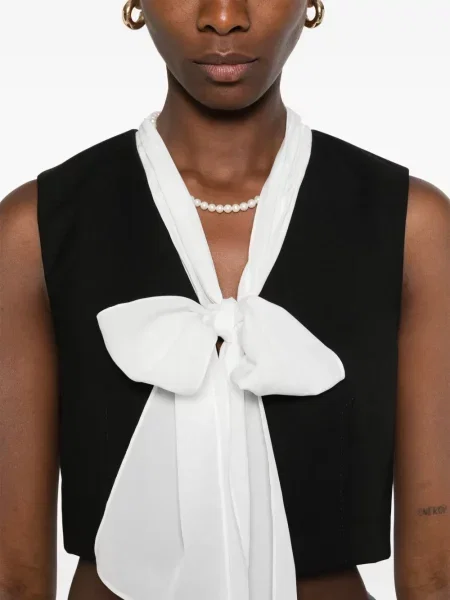 Bluză Sandro cu decolteu în V negru