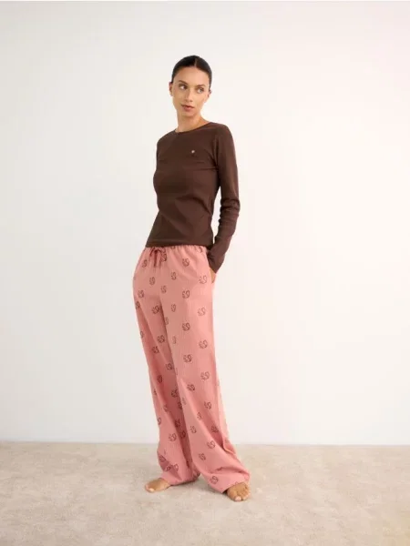 Reserved Pijama din două piese cu adaos de roz-pudră roz