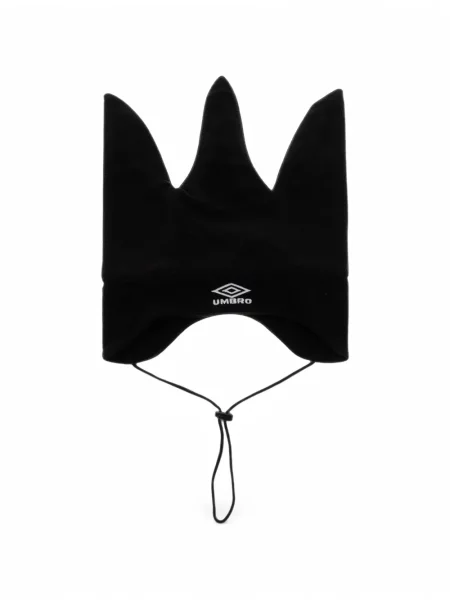 Căciulă Umbro cu broderie cu cordon negru