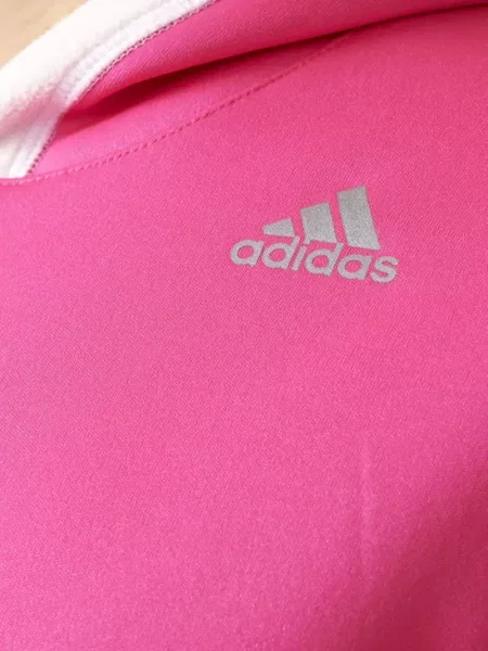 Legginsy Adidas do biegania z nadrukiem z dekoltem w serek czerwone