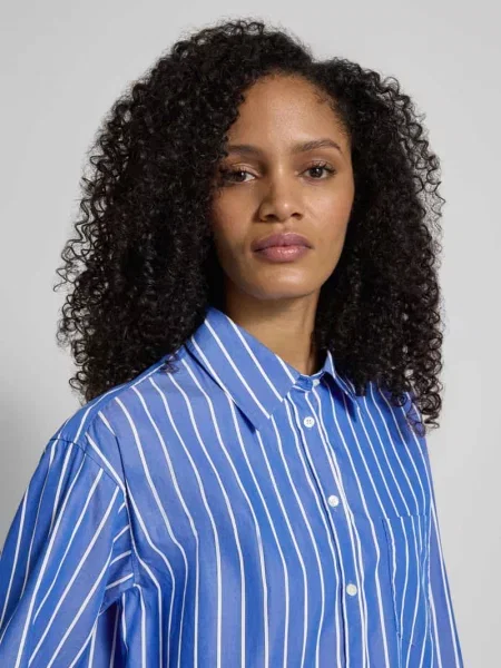 Bluzka o kroju relaxed fit z brustaszą Gant niebieska