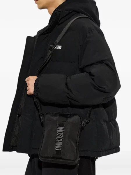 Crossbody taška Moschino s autogramem černá