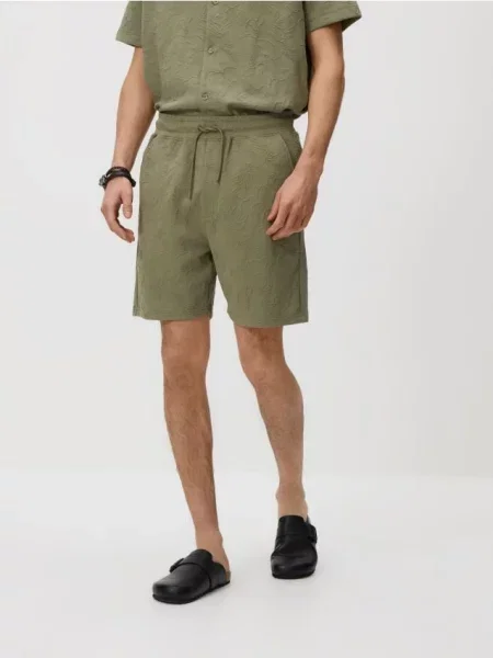 Reserved Pantaloni scurți regular cu detaliu brodat verde-prăfuit verde