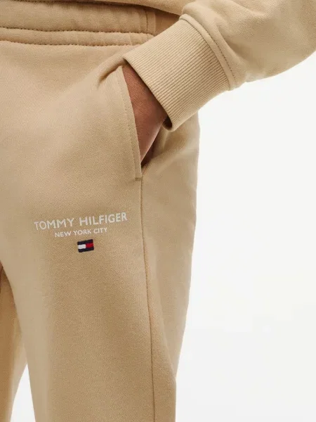 Tommy Hilfiger спортен панталон за деца от бежово