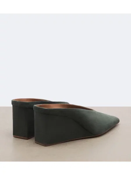 Papuci tip mules Alaïa din piele de căprioară cu pană verde