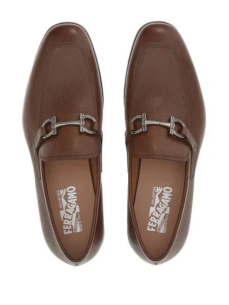 Mocasini Ferragamo maro