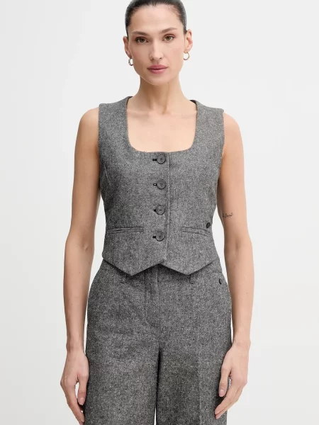 Pedro del Hierro vestă un singur rand de gri