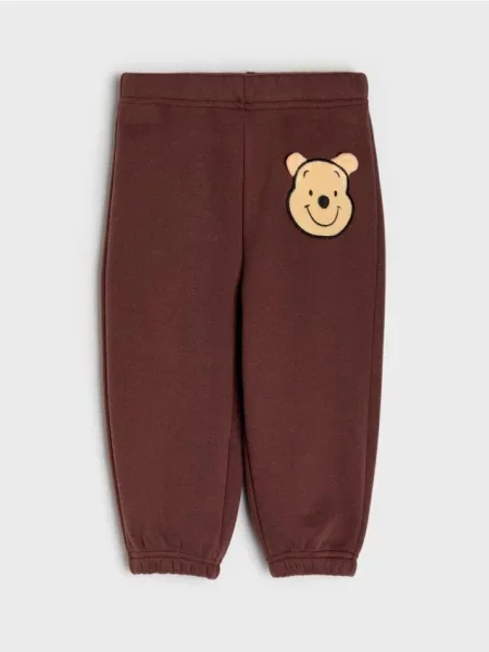 Sinsay Zateplené tepláky jogger Winnie the Pooh tmavě hnědá
