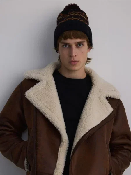 Шапка Reserved с помпоном