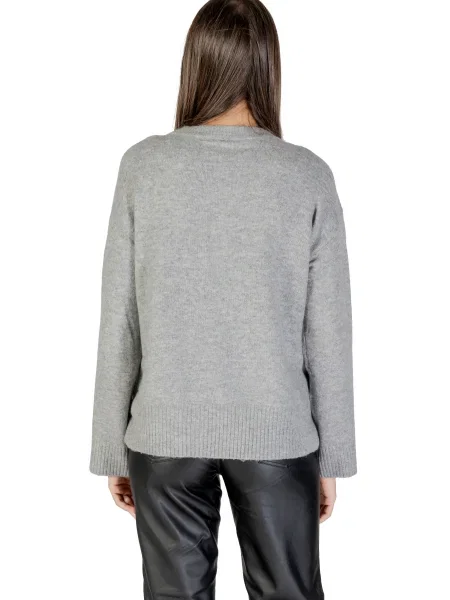 Pulover gri cu guler rotund negru