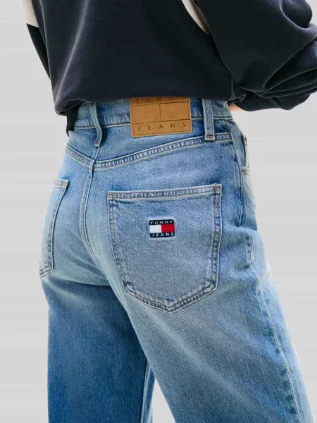 Jeansy o kroju straight fit z mieszanki bawełny Tommy Jeans niebieskie