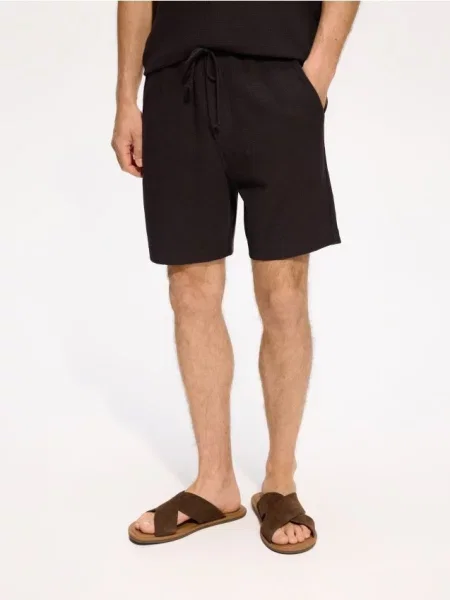 Reserved Pantaloni scurți regular din structurat maro-închis maro