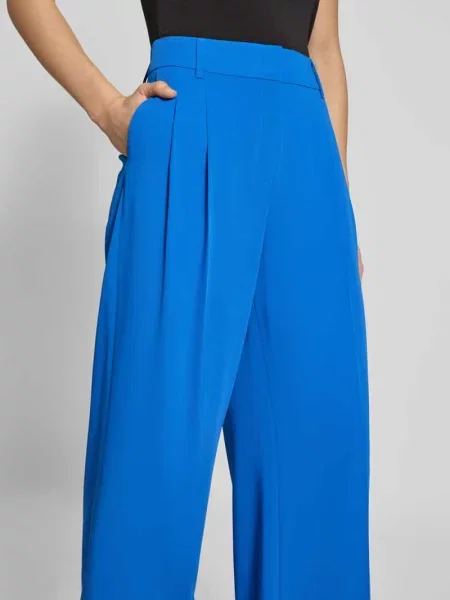 Spodnie materiałowe o kroju straight fit z zaprasowanymi kantami Christian Berg Woman Selection niebieskie