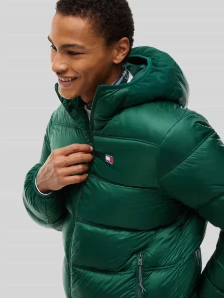 Kurtka pikowana o kroju regular fit z kołnierzem z kapturem Tommy Jeans