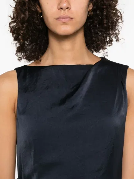 Rochie Theory drapată de costum albastru