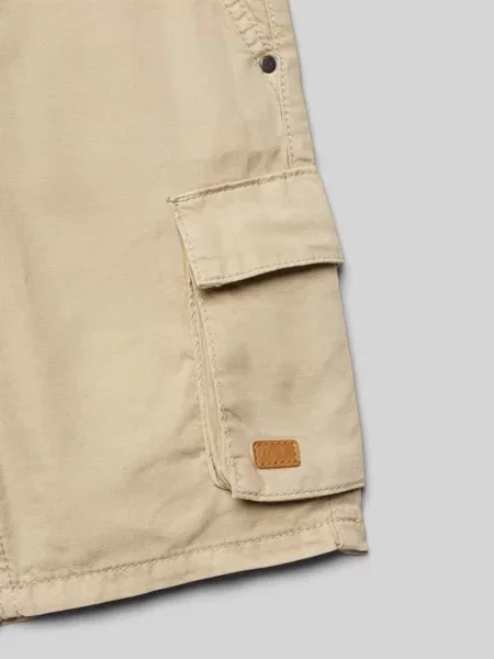 Szorty cargo o kroju regular fit z naszywką z logo Mayoral