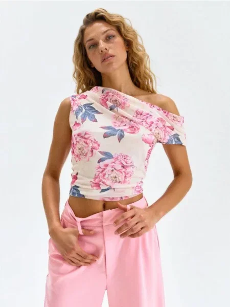 Блуза з асиметричним декольте та квітковим принтом різнобарвний