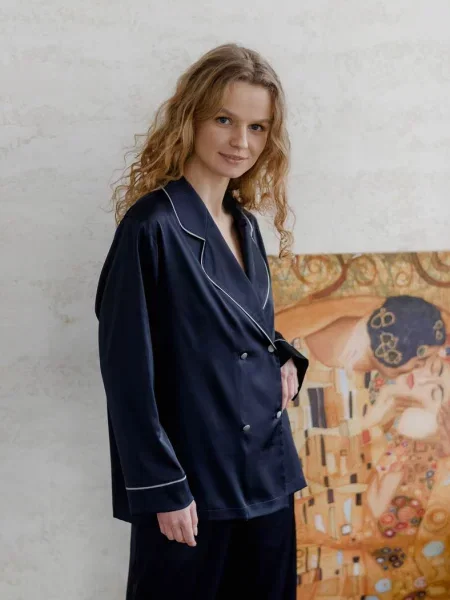 Однотонная женская блузка синя