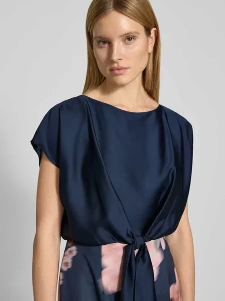 Koktajlowa sukienka do kolan z detalem węzła Swing niebieska