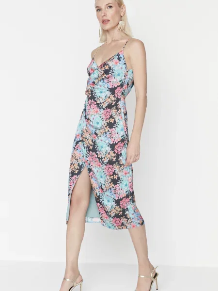 Sukienka wieczorowa Trendyol w kwiatki z nadrukiem czarna