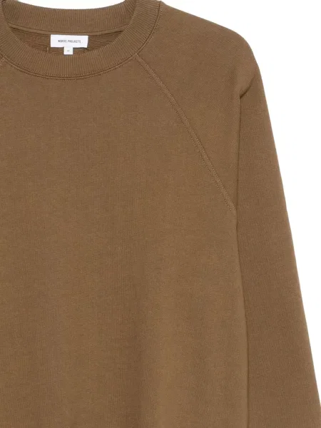 Pulover Norse Projects cu decolteu în U maro