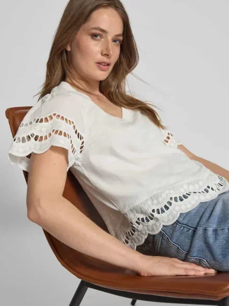T-shirt z haftem angielskim model ‘PALORA’ B.young biała