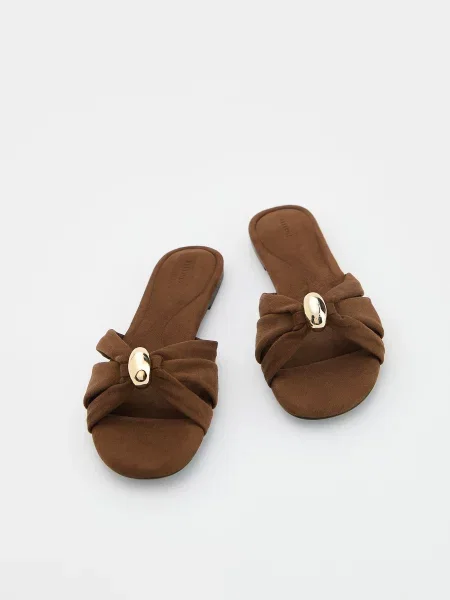 Шлепанцы Reserved с пряжкой коричневые