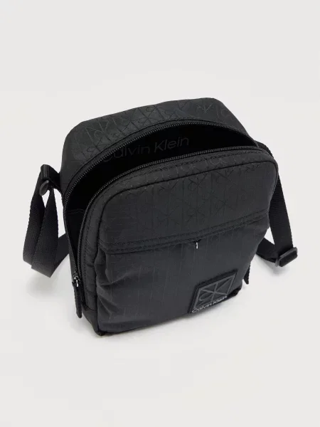 Geantă crossover Calvin Klein Utility Emblem Reporter negru