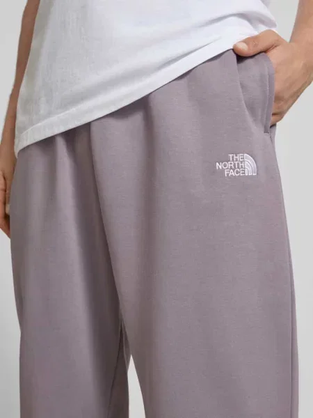 Spodnie dresowe z haftowanym logo The North Face fioletowy