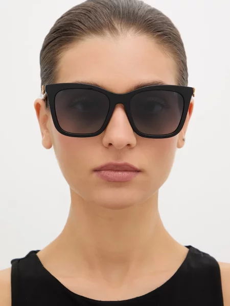 Carolina Herrera napszemüveg fekete