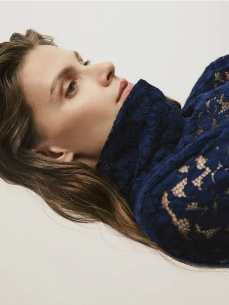 Reserved Bluză cu guler înalt și model ajurat albastru-cobalt albastru