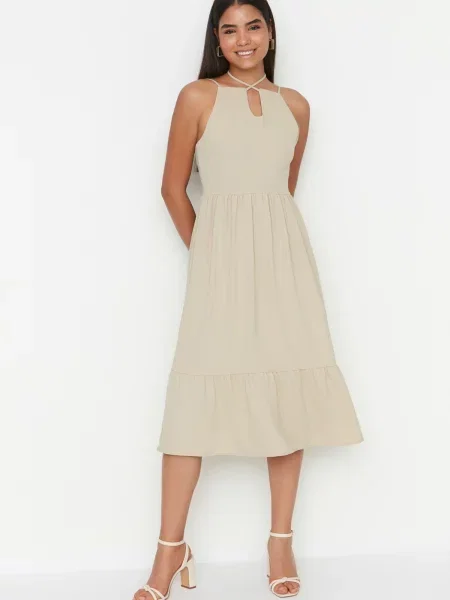 Kołnierzykowy sukienka Trendyol z kamieniami